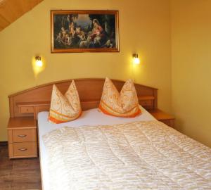 a bedroom with a bed with orange pillows on it at Ferienwohnung Wiese in Riedenburg