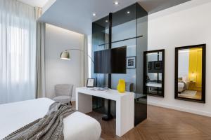 una camera da letto con scrivania bianca e TV di Birkin Marina a Cagliari
