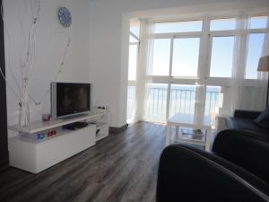 TV a/nebo společenská místnost v ubytování Atico primera linea del mar