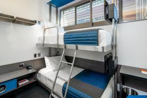 ein Zimmer mit zwei Etagenbetten und einem Schreibtisch in der Unterkunft Pod Brooklyn in Brooklyn