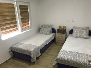 sypialnia z 2 łóżkami i oknem w obiekcie Villa Ruma Dabnishte w mieście Kawadarci