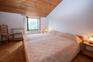 een slaapkamer met een groot bed en een raam bij Apartments Stella in Opatija