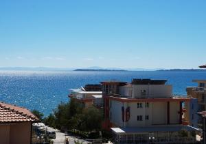 una vista de una gran masa de agua con edificios en Dom-El Real Apartments 4 - Sveti Vlas, en Sveti Vlas