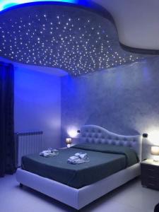 um quarto com uma cama com estrelas no tecto em B&B Vittorio Emanuele em Licata