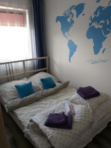 グダニスクにあるAlbatros Blueのベッドルーム1室(ベッド2台付)が備わります。壁に世界地図を用意しています。