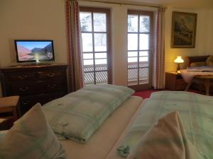 A bed or beds in a room at Gästehaus am Berg