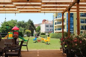 eine Terrasse mit einem Spielplatz mit einem Spielplatz in der Unterkunft Aparthotel Marina Holiday Club & SPA - All Inclusive & Free Parking in Pomorie