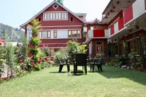 Κήπος έξω από το Walisons Hotel