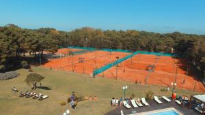 
Instalaciones para jugar al tenis o al squash en Tennis Ranch Pinamar o alrededores
