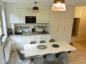 Kuchyňa alebo kuchynka v ubytovaní Apartamenty EverySky - Osiedle Podgórze 1D-27