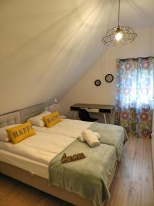 Un dormitorio con dos camas con las palabras felices en Apartamenty EverySky - Osiedle Podgórze 1D-27, en Szklarska Poręba