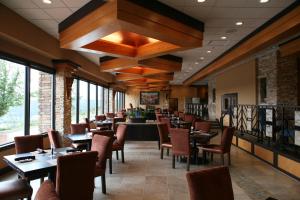 - une salle à manger avec des tables, des chaises et des fenêtres dans l'établissement Prescott Resort & Conference Center, à Prescott