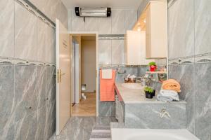 Kuchyňa alebo kuchynka v ubytovaní Apartment 3 Sisters + 34 fotografií