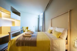 Łóżko lub łóżka w pokoju w obiekcie Casa com Alma Portuguesa @ Top Location Cais do Sodré
