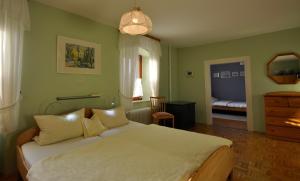 a bedroom with a large white bed in a room at Landhausgarten Bunzmann in Berg