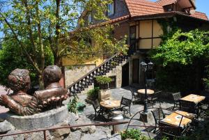 Eine Statue einer Frau, die in einem Brunnen vor einem Haus sitzt. in der Unterkunft Hospedaje Javier in Isla