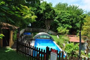 a swimming pool in a yard behind a fence at Hospedaje Javier in Isla