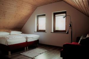 Wygodny murowany domek- NOWY في دابكي: سريرين في غرفة بها نافذتين
