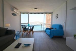 uma sala de estar com um sofá e uma mesa com vista em Apartamento 12 Soles em Alicante