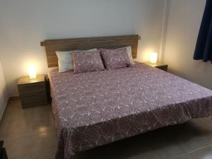 - une chambre avec un lit et 2 lampes dans l'établissement Arinaga Beach & Pool Apartment, à Arinaga
