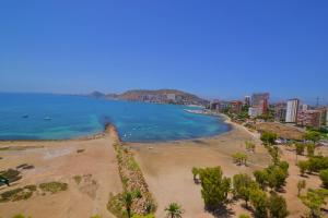 uma vista aérea de uma praia e de uma cidade em Apartamento 12 Soles em Alicante