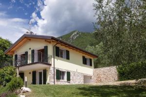 una casa con un balcón encima en Appartamento Campiano, en Malcesine