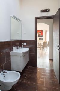 Un baño con lavabo e inodoro. en Appartamento Campiano, en Malcesine