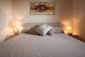 Una mujer acostada sobre una cama en un dormitorio en Appartamento Campiano, en Malcesine