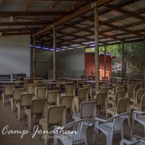 una fila de sillas y mesas en un edificio en Camp Jonathan, en Sodwana Bay 58 fotos más