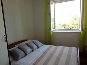 Postel nebo postele na pokoji v ubytování Apartment Dora 1 Jakišnica + 37 fotografií