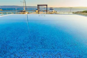 Бассейн в Apartments Marina Novi или поблизости