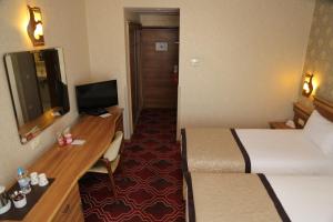 TV a/nebo společenská místnost v ubytování Lidya Sardes Hotel Thermal & SPA