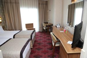 TV a/nebo společenská místnost v ubytování Lidya Sardes Hotel Thermal & SPA