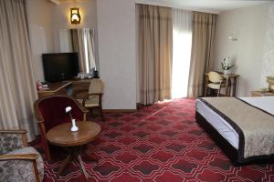 TV a/nebo společenská místnost v ubytování Lidya Sardes Hotel Thermal & SPA
