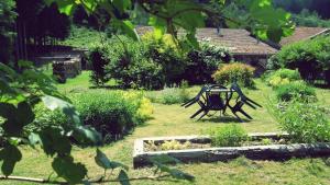 un jardin avec un banc au milieu d'une cour dans l'établissement La Boissellerie, à Saulxures-sur-Moselotte