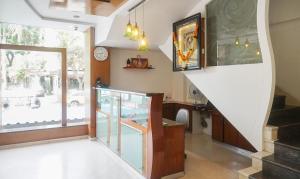 una escalera en una casa con entrada de cristal en Treebo Trend Brahma Regency en Pune