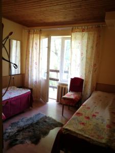 een slaapkamer met 2 bedden en een raam bij Upmaļi in Tērvete