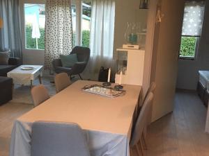 een keuken en een woonkamer met een tafel en stoelen bij Hygge House Nr. 413 in Andijk