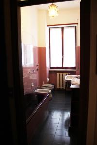 uma casa de banho com uma banheira, 2 lavatórios e uma janela em big room in Milano center em Milão