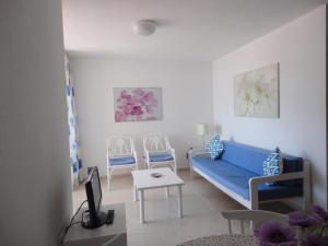 Ein Sitzbereich in der Unterkunft Apartamentos Quintero – Adults Only