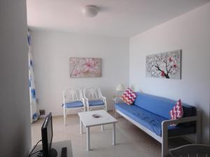 Ein Sitzbereich in der Unterkunft Apartamentos Quintero – Adults Only