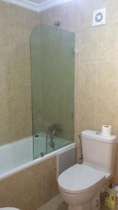 y baño con aseo y ducha acristalada. en Alcudia Smir Apartment, en Fnidek