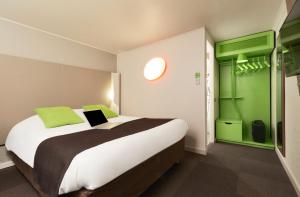 Postel nebo postele na pokoji v ubytování Campanile Hotel Senlis
