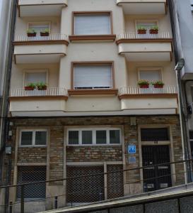 un edificio de apartamentos con macetas en los balcones en PR Nimo, en Santiago de Compostela