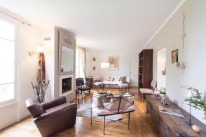 a living room with a couch and a table at Veeve - Family Home in Issy-les-Moulineaux in Issy-les-Moulineaux
