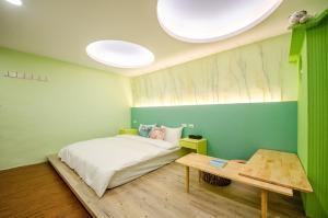 Giường trong phòng chung tại 墾丁南灣海遇親子 Meet you Nanwan