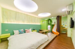 a bedroom with a large bed and a slide at 墾丁南灣海遇親子 Meet you Nanwan in Nanwan