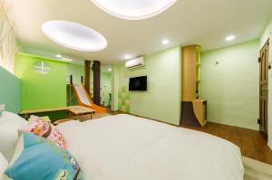 TV/trung tâm giải trí tại 墾丁南灣海遇親子 Meet you Nanwan