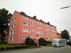 a truck parked in front of a large building at Apartment Hof-Bayern in Hof