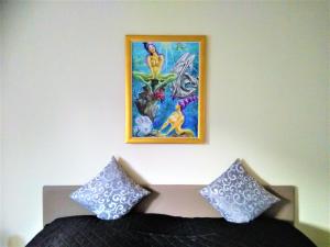 un cuadro en la pared sobre una cama con dos almohadas en Apartment Hof-Bayern, en Hof